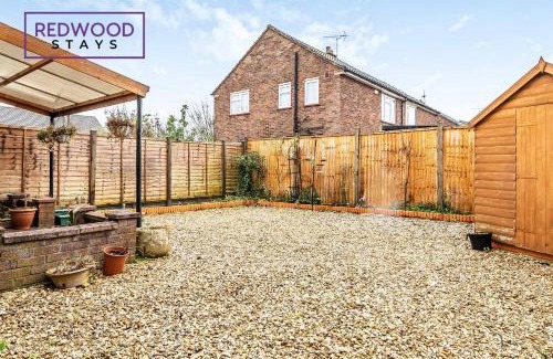 Camberley Casa | Cosy 3-Bedroom Serviced House with Free Fast WiFi and Parking for 2 Cars By Redwood Stays