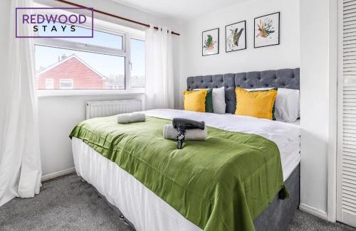 Camberley Casa | Cosy 3-Bedroom Serviced House with Free Fast WiFi and Parking for 2 Cars By Redwood Stays