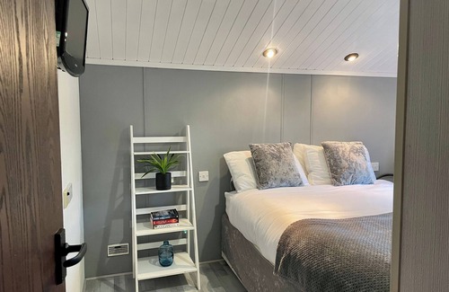 South Cerney Cabina | Cosy 3 Bedroom Wooden Lodge in South Cerney