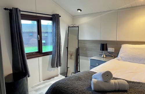 South Cerney Cabina | Cosy 3 Bedroom Wooden Lodge in South Cerney