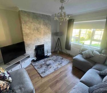 Strabane Apartamento | Cosy 4 bed bungalow in quiet residential area!
