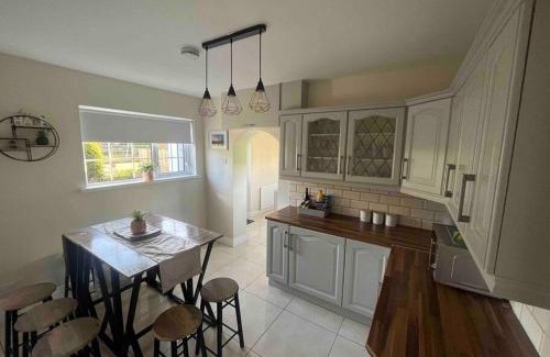 Strabane Apartamento | Cosy 4 bed bungalow in quiet residential area!