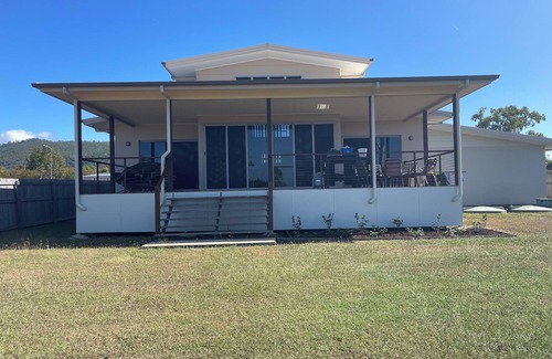 Midge Point Casa | Cosy 4 bedroom retreat on the whitsundays coast Over looking the ocean