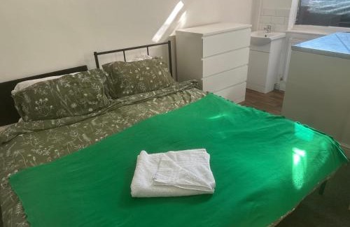 Walsall Apartamento | Cosy 4 Bedroom Walsall House - Free WiFi & Parking