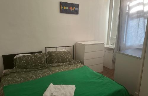 Walsall Apartamento | Cosy 4 Bedroom Walsall House - Free WiFi & Parking