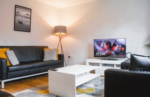 Newport Pagnell Casa | Cosy 5 Bedroom Home - On Site Parking, Free WiFi