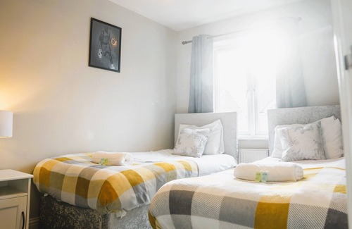 Newport Pagnell Casa | Cosy 5 Bedroom Home - On Site Parking, Free WiFi