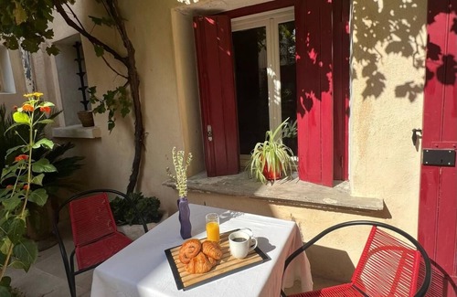 Eyragues Apartamento | Cosy 55m2 Provencal apartment with charming Patio, near Alpilles