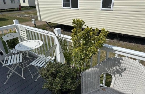 Kessingland Casa | Cosy 6 berth caravan with side decking at Kessingland Beach, Suffolk ref 90031SV