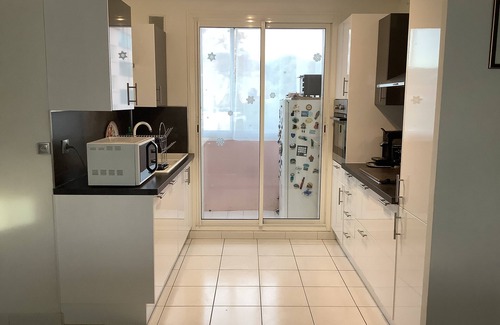 L'Evescat Apartamento | Acogedor apartamento con aire acondicionado en zona residencial a 200 metros de la playa.