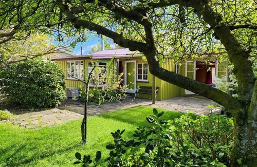 Leithfield Cabaña | Cosy and private cottage with crashing waves and bird song to soothe your soul.