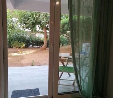Saronida Apartamento | Cosy and Relax Studio by the sea, with garden
