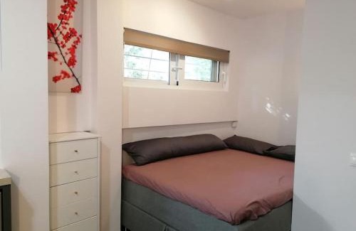 Saronida Apartamento | Cosy and Relax Studio by the sea, with garden