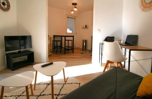 Anatole France Danton Apartamento | Cosy and renovated studio with balcony and view