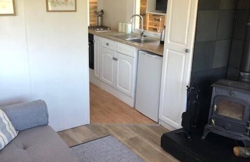 Shaftesbury Cabina | Cosy and rural Lodge at Goldhill Glamping