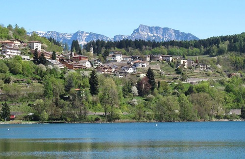 Calceranica al Lago Apartamento | Precioso apartamento con TV, balcón, mascotas permitida, vista panorámica y aparcamiento