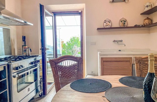 Cologna Spiaggia Villa | Apartamento en villa con A/C, WIFI, bañera de hidromasaje, piscina, TV, patio, vista panorámica