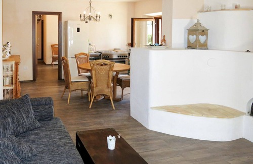 Cologna Spiaggia Villa | Apartamento en villa con A/C, WIFI, bañera de hidromasaje, piscina, TV, patio, vista panorámica