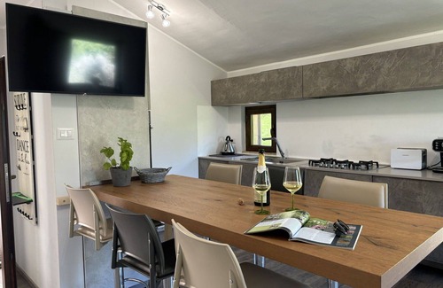Cologna Spiaggia Villa | Apartamento en villa con piscina, A/C, WIFI, jacuzzi, TV, patio, vista panorámica
