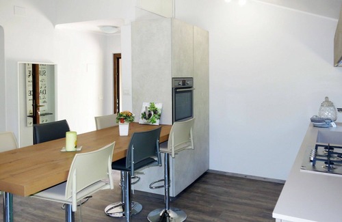 Cologna Spiaggia Villa | Apartamento en villa con piscina, A/C, WIFI, jacuzzi, TV, patio, vista panorámica