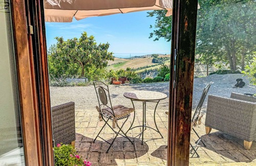 Cologna Spiaggia Villa | Apartamento en villa con A/C, WIFI, piscina, jacuzzi, TV, patio, vista panorámica