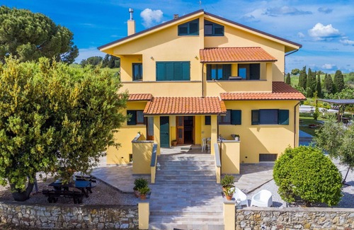 Rosignano Marittimo Apartamento | Hermoso apartamento con WIFI, TV, terraza, mascotas permitida, vista panorámica y aparcamiento