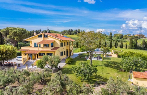 Rosignano Marittimo Apartamento | Hermoso apartamento con WIFI, TV, terraza, mascotas permitida, vista panorámica y aparcamiento