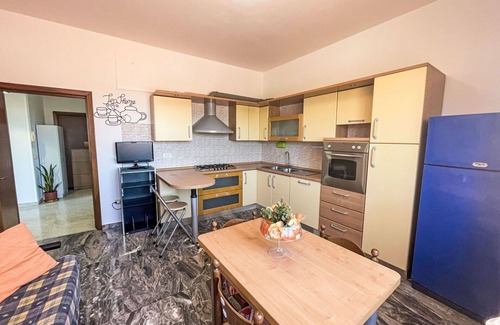 Torino di Sangro Apartamento | Bonito apartamento para 6 personas con A/C, TV, patio, vista panorámica y aparcamiento