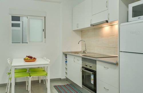Vecindario Apartamento | Acogedor apartamento "1B SRV" cerca del mar con Wi-Fi y ventiladores