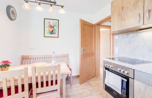 Bad Heilbrunn Apartamento | Acogedor apartamento "Bergblick" con jardín, terraza y Wi-Fi; aparcamiento disponible