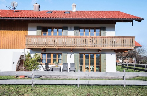 Bad Heilbrunn Apartamento | Acogedor apartamento "Bergblick" con jardín, terraza y Wi-Fi; aparcamiento disponible
