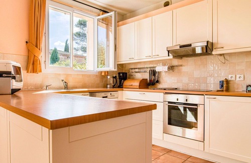 Nans-les-Pins Apartamento | Cosy apartment for 6 guests with WIFI, pool, TV, terrace, pets allowed and parking