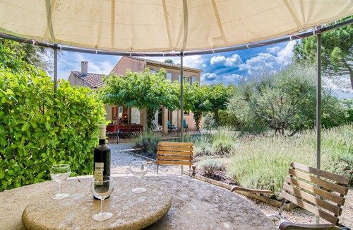 Nans-les-Pins Apartamento | Cosy apartment for 6 guests with WIFI, pool, TV, terrace, pets allowed and parking