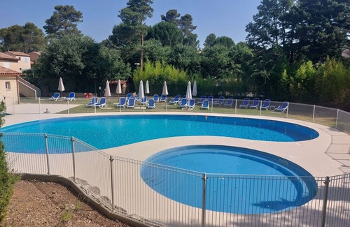 Nans-les-Pins Apartamento | Acogedor apartamento para 6 personas con WIFI, piscina, TV, terraza y aparcamiento