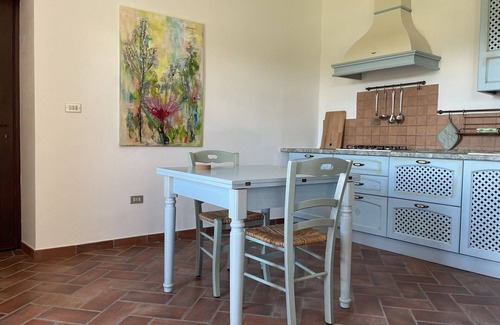 Isola d'Asti Apartamento | Bonito apartamento con WIFI, TV, terraza, vista panorámica y aparcamiento, cerca de Asti