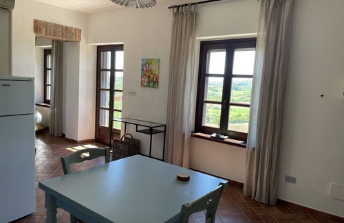 Isola d'Asti Apartamento | Bonito apartamento con WIFI, TV, terraza, vista panorámica y aparcamiento, cerca de Asti