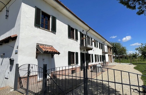 Isola d'Asti Apartamento | Bonito apartamento con WIFI, TV, terraza, vista panorámica y aparcamiento, cerca de Asti