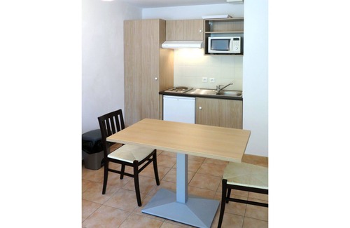 Barbaste Apartamento | Bonito apartamento para 2 personas con WIFI, piscina, TV, balcón, mascotas permitida y aparcamiento
