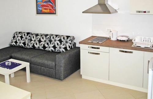 Vrznaveri Apartamento | Hermoso apartamento con WIFI, A/C, piscina, TV, balcón, mascotas permitida y aparcamiento
