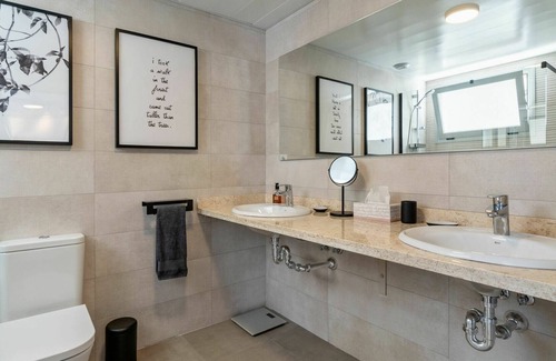 Carihuela Apartamento | Cosy apartment for 4 people with pool, WIFI, A/C, TV, terrace and parking