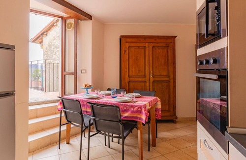 Maccagno Apartamento | Acogedor apartamento para 5 personas con TV, terraza, mascotas permitida y aparcamiento