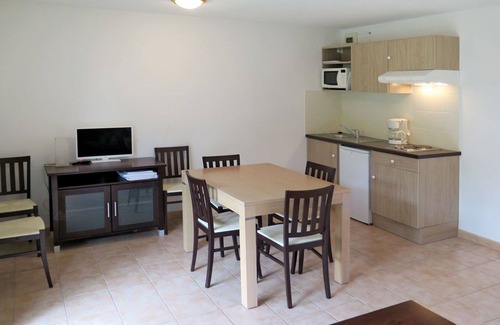 Barbaste Apartamento | Bonito apartamento con piscina, WIFI, TV, terraza, mascotas permitida y aparcamiento