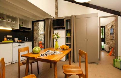 Chambonas Apartamento | Hermoso apartamento para 6 personas con piscina, WIFI, TV, terraza y mascotas permitida