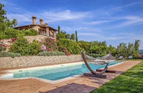 Allerona Apartamento | Bonito apartamento con piscina, WIFI, TV, patio, mascotas permitida, vista panorámica, aparcamiento