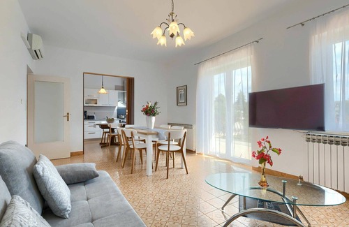 Debeljuhi Apartamento | Acogedor apartamento para 7 personas con piscina, WIFI, A/C, TV, balcón y aparcamiento