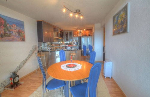 Ayent Apartamento | Hermoso apartamento para 8 personas con jacuzzi, TV y balcón