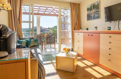 Le Dramont Apartamento | Cosy apartment for 4 people with WIFI, pool, TV, terrace and pets allowed