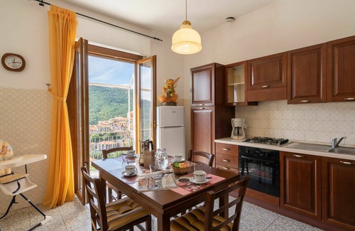 Pietrabruna Apartamento | Acogedor apartamento para 5 personas con WIFI, TV, terraza, vista panorámica y aparcamiento