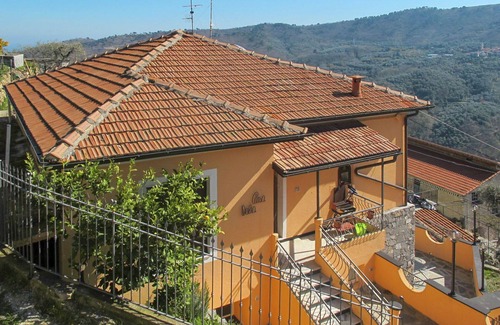 Pietrabruna Apartamento | Acogedor apartamento para 5 personas con WIFI, TV, terraza, vista panorámica y aparcamiento