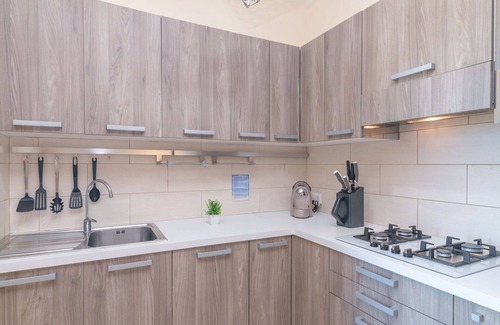 Porto Pozzo Apartamento | Bonito apartamento con WIFI, piscina, A/C, terraza, mascotas permitida y aparcamiento